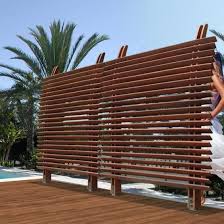 Lamellenzaun Fsc Eukalyptusholz Luftig Leicht Die Rahmenlose Sichtblende Dubai Gibt Terrassendecks Die Besondere Note Zaun Sichtschutz Lamellen Sichtschutz