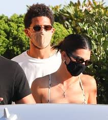 Nba superstar devin booker was never a fan of revealing his private life. Kendall Jenner Grabs Lunch With Nba Star Devin Booker And Sister Kylie Jenner In Malibu
