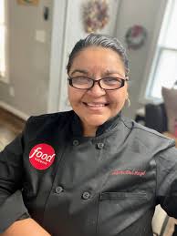 Who is a good wedding cake decorator in Lexington Michigan?