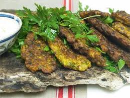 Rezept Von Yotam Ottolenghi Sami Tamimi Blumenkohlkuchlein Mit Limettenjoghurt Rezepte Lecker Kochen Wurzelgemuse Rezept
