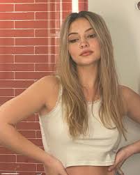 Her bra size is 34 a, while 7(us) is her shoe size. Outer Banks Y Madelyn Cline Imagen En We Heart It Hair Styles Hair Summer Hairstyles