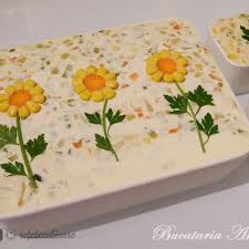 Salata de boeuf este derivata din salata olivier si a devenit un preparat specific romanesc, nelipsit din zilele de sarbatoare. Reteta Salata Boeuf