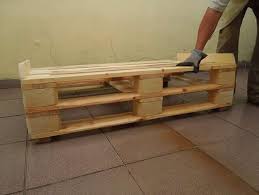 Paletes são fáceis de encontrar, você pode achar em supermercados, transportadoras e ceasas. Como Fazer Um Sofa De Pallet E Arrasar Na Decoracao Da Sua Casa Revista Artesanato