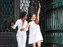 Some popular outfits for a courthouse wedding are bridal suits, mini dresses, slip dresses, and jumpsuits. What To Wear To A Courthouse Wedding Couple Guests