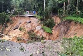 Kejadian tanah runtuh di bukit antarabangsa. 60 Runtuhan Dikesan Halang Laluan Di Bukit Fraser Astro Awani
