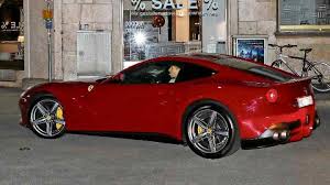 Na jednym z ostatnich treningów przed dzisiejszym finałem pucharu niemiec lewandowski zaprezentował swoje ferrari f12 berlinetta. Bayern Galaxy On Twitter Bild Robert Lewandowski Chegando Com Sua Ferrari Na Festa Secreta Depois De Ser Campeao Da Bundesliga
