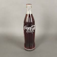100 jahre coca cola flasche und glas zum 100 jährigen jubiläum von coca cola anlass am 4.10.1986 in interlaken den gastgebern offeriert flaschenschrift vergoldet zustand in gutem zustand. Gefullte Coca Cola Flasche Von 1967