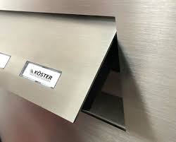 Manchmal kann die post innen einfach zu boden fallen, ohne von einem behälter aufgefangen zu werden. Briefkasten