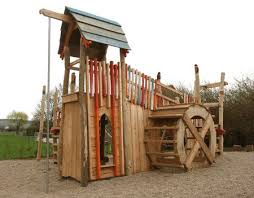 Spielhaus Rabenmuhle Aus Robinie Spielplatz Witzenhausen Hebenshausen Bei Gottingen Spielplatz Robinie Spielgerate Spielplatz
