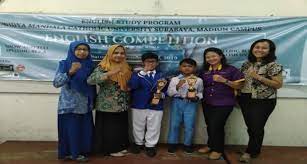 Dengan satu kali saja atau serentak pada saat yang sama (melakukan sesuatu). Sekaligus In English 12 Contoh Pidato Bahasa Inggris Beserta Artinya