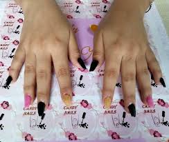 Las black nails, no pasan de moda, llegaron para quedarse, cuando antes eran mal vistas ahora son de las mas solicitadas a la hora de hacerse una manicura. Candy Nails Unas Acrilicas Negras Con Rosa Facebook