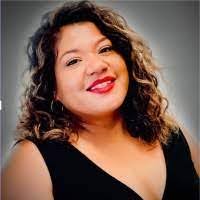 Gloria Andrews's Instagram, Twitter & Facebook