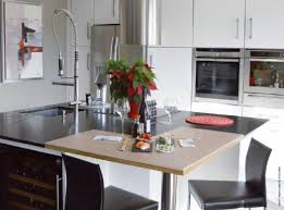 Prendre le temps et le soin de choisir sa matière, sa teinte et son épaisseur est donc essentiel. Bi Matiere Deux Materiaux Ont Ete Retenus Pour Le Plan De Travail Du Granit Noir Pour L Espace De Cuisi Agencement Cuisine Cuisine Salle De Bains Dressing