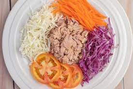 Salada De Atum Com Cenoura Tomate E Repolho 1852914 Foto De Stock No Vecteezy
