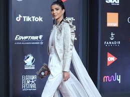 تألقت ريم سامي بدورها الصعيدي في شخصية قمر من خلال مسلسل ولد الغلابة، مع الفنان أحمد السقا، في عام 2019 م، ويذكر إن هذا العمل إلى هنا؛ نكون قد وصلنا إلى ختام مقالنا هذا حول من هي ريم سامي ويكيبيديا ؟ وتحدثنا عن حياتها وبداية مسيرتها المهنية، وذكرنا تفاصيل. Ø±ÙŠÙ… Ø³Ø§Ù…Ù‰ ØªØªØ£Ù„Ù‚ Ø¹Ù„Ù‰ Ø§Ù„Ø³Ø¬Ø§Ø¯Ø© Ø§Ù„Ø­Ù…Ø±Ø§Ø¡ ÙÙŠ Ù…Ù‡Ø±Ø¬Ø§Ù† Ø§Ù„Ø¬ÙˆÙ†Ø© Ø¨Ø¥Ø·Ù„Ø§Ù„Ø© Ø£Ù†ÙŠÙ‚Ø© Ø¹ÙŠÙ†