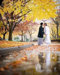 雨ロケーション前撮り 意外に意外と 雨の日のロケーション前撮りも 雨でしか撮れない写真が撮れて素敵です 紅葉ロケーション前撮り イチョウロケーション前撮り 春の予約そろそろ終わりかも hair mak 結婚式 前撮り ポーズ 和装 結婚式 前撮り