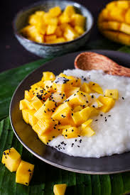Combine corn , couscous, mango, tomatoes , mint, cucumber and avocado. Kokos Klebreis Mit Mango Simply Vegan