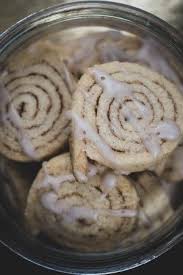Vegane Zimtplatzchen Die Kleinen Geschwister Der Zimtschnecken Rezept Zimtplatzchen Lebensmittel Essen Platzchen