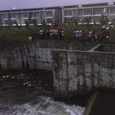 Anggota bomba meninggal saat menyelamat di puchong. 6 Anggota Bomba Maut Dalam Misi Mencari Menyelamat Mangsa Lemas Di Puchong