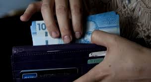 El ingreso familiar de emergencia 2.0 que se empezó a pagar hace unos meses viene en ayuda de los más necesitados en medio de la pandemia de tras eso, deberás escribir tu rut, fecha de nacimiento y el número de serie de tu cédula de identidad, con esto realizado luego podrás saber si. Ingreso Familiar De Emergencia Revisa Con Tu Rut Si Te Corresponde El Beneficio Diario El Observador