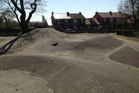 Spot Crateres Mons En Baroeul 59 France Www Spotsdeskate Fr Skate