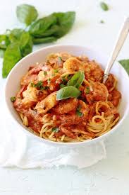 180 grammes de spaghetti (ou linguine), 1 préparation surgelée de fruits de mer ou 100 grammes de palourdes, 100 dans une poêle, faire revenir la gousse d'ail avec 2/3 cuillères à soupe d'huile d'olive. Spaghetti Aux Crevettes Recettes Italiennes