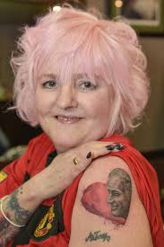 אנו רגילים לשמוע על אנשים שמכורים לסמים, סיגריות, הימורים , אלכוהול  וכו'..., אך האישה בתמונה מכורה למשהו אחר או יותר נכון למישהו, תכירו את  ויויאן בודיוקטה שמכורה לז'וזה מוריניו ! ויויאן שמעולם