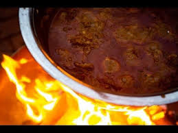 Folge 250 Original Ungarisches Gulasch Aus Dem Kessel Deutsches Rezept Youtube In 2020 Ungarisches Gulasch Lebensmittel Essen Gulasch