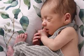 Sesión recién nacido de Emi con dos semanitas de vida 🥰.