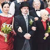 Herec a zpěvák václav neckář stále vypadá jako usměvavý kluk. Kdo Byla Zena S Niz Prozil Neckar Vice Nez Ctyricet Let A Proc Ji Pred Verejnosti Tajil Zpevaka Ceka Smutny Jezisek Napred Ale Musel Udelat To Nejhorsi Rozhodnuti V Zivote Tajnosti Slavnych