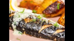 Cartofii copți se combină perfect cu sosul de smântână. Macrou Cu Cartofi La Cuptor Youtube