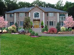 Pin By Judy On Gardening Front Yard Landscaping Design Side Yard Landscaping Front Yard Landscaping