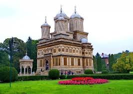 Mai jos puteti admira o selectie de imagini, atent alese, cu cele mai importante obiective turistice, monumente culturale, arhitecturale sau religioase din curtea de arges. Curtea De ArgeÈ Ceremonia De Inhumare A Reginei Ana Va Incepe Cu Intarziere Europa Fm