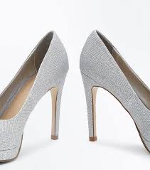 Paire d'escarpin en satin ivoire avec bordure argentée pailletée. Escarpins A Plateforme Argent Paillete New Look