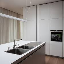 Ha un design purista ed ergonomico. Bulthaup B1 Kitchen Vandammeteam Bulthaupgent B1 Kitchen Bulthaup Bulthaupkitchen Kitchenarchitecture Interior Design Bulth Home Decor Decor Kitchen