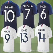Die französische fußballnationalmannschaft der männer (französisch équipe de france de football) häufig auch les bleus (nach den traditionell blauen trikots) oder in deutschsprachigen medien équipe tricolore (nach der flagge frankreichs) genannt. Grosshandel 2018 Weltmeisterschaft Frankreich Fussball Jersey Heimweg 18 19 Payet Dembele Mbappe Griezmann Kante Pogba Nationalmannschaft Trikot Camiseta Fussballshirts Von Qq18312131959 12 78 Auf De Dhgate Com Dhgate