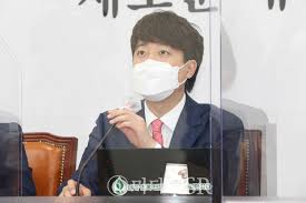 윤석열 전 검찰총장 대변인이 일요일 아침 7시에 갑자기 사퇴를 알렸습니다. B3ref0vjrs6qsm