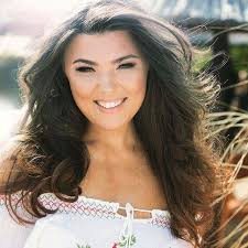 , born 25 december 1978, in baia mare) is a romanian singer, composer, radio dj, occasional actress, and a coach from television music competition franchise x factor, season 1. Are Aproape 40 De Ani Dar AratÄƒ De 20 Paula Seling A Fentat Varsta Care E Secretul SÄƒu