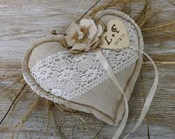 1) un cuscino tutto verde fatto con muschio e qualche nastrino, l'idea è di oncewed. Cuscino Portafedi Su Etsy Il Mercato Globale Del Fatto A Mano E Del Vintage Cuscino Portafedi Cuscino Cuore Cuori Di Stoffa
