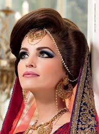 Maang Tikka 18 Trendy Maang Tikka Styles For All Face Types Indian Wedding Hairstyles Bride Hairstyles Matha Patti Hairstyles