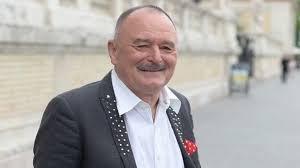 Although not proficient on any instrument, he can play the guitar, the harmonica. Nagy Fero Haromszoros Nagypapa Lesz Nlc Hu