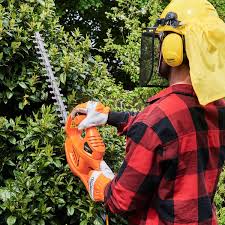 Black And Decker Electric Hedge Trimmer Troubleshooting Vonhaus 500w Electric Hedge Trimmer Cutter With 45cm 17 Blade Blade Safety Cover Free 2 Year Extended Wa Safety Cover Hedge Trimmers Trimmers