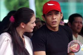 Keseruan peterpan bersama luna maya, alm olga dan raffi ahmad live dahsyat. Ariel Peterpan Dan Luna Maya Shalat Ied Antara News