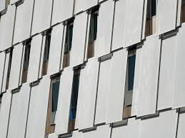 Mehr als es holz je konnte, eröffnet die verwendung von aluminium. Schiebeladen Sonnenschutz Fensterladen Baunetz Wissen