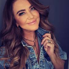 Hej kochani 💞💞❤😉🙂✌ Zdarza wam się przeglądać stare zdjęcia i z  przerażeniem patrzeć jak kiedyś wyglądałyście? 🙈🙈Boze ..jak ja mogłam  nosić ta spódnice ! 🙊Czemu Ty kobieto nie wyregulowałaś sobie brwi🤪, i