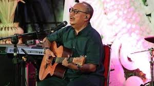 Berikut kutipan lirik lagunya perjalanan ini terasa sangat menyedihkan sayang engkau tak duduk di sampingku, kawan …. Chord Gitar Dan Lirik Lagu Berita Kepada Kawan Ebiet G Ade Barangkali Disana Ada Jawabnya Tribun Jatim