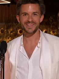 Please welcome the wonderful Jonathan Bailey and Julia Garner to the stage  to present the award for Best Supporting Female Actor