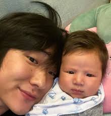 A esposa do brother, sammy lee, deu à luz o pequeno jake, na manhã desta domingo, 16, às 11h30, de parto normal. Pyong Lee Conta Da Rotina Em Casa Com O Filho Sete Fraldas Por Dia Diversao O Dia
