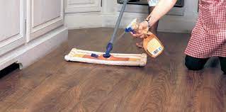 Meuler le support avec un abrasif fin (120 gr) et l'aspirer soigneusement. Parquet Vitrifie Terne Burkant Cleaner