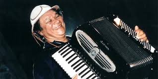 His principal musical influences were the music of luiz gonzaga, forró and in general the music of the sertão in the brazilian northeast.he further developed this typical brazilian musical style, born out of the european, african and indian influences. Emocao E Musica Marcam Velorio De Dominguinhos No Recife